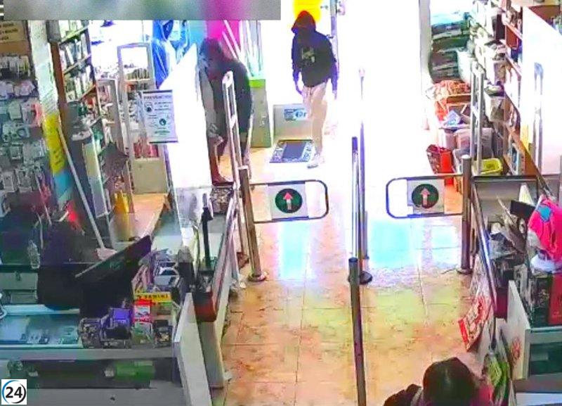 Tres jóvenes arrestados en Águilas tras robar un comercio de bajo coste.