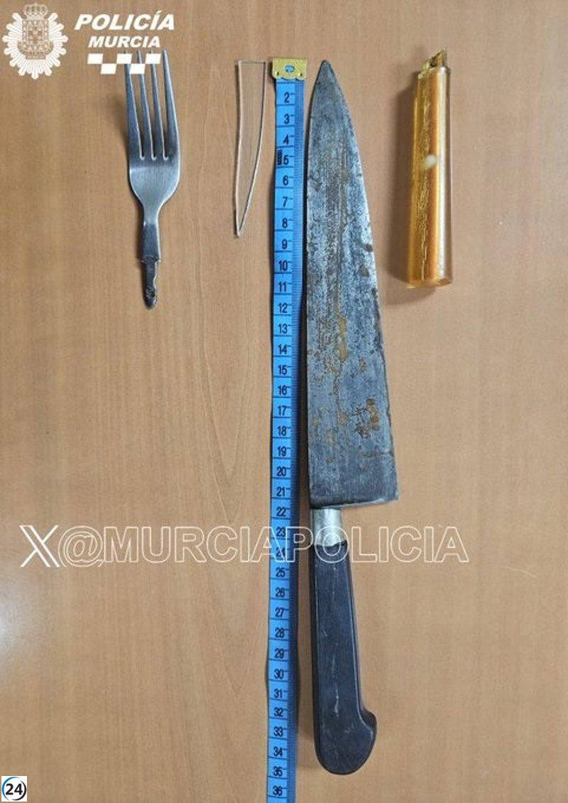 Capturan a hombre en Murcia por amenazar a transeúntes y policías con un cuchillo.
