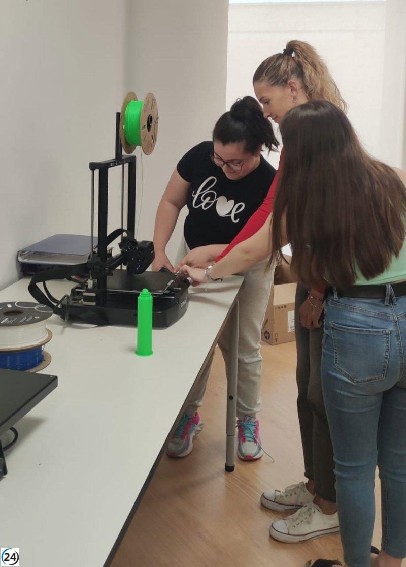 Estudiantes de FP del IES La Flota reciben formación en el manejo de impresoras 3D.