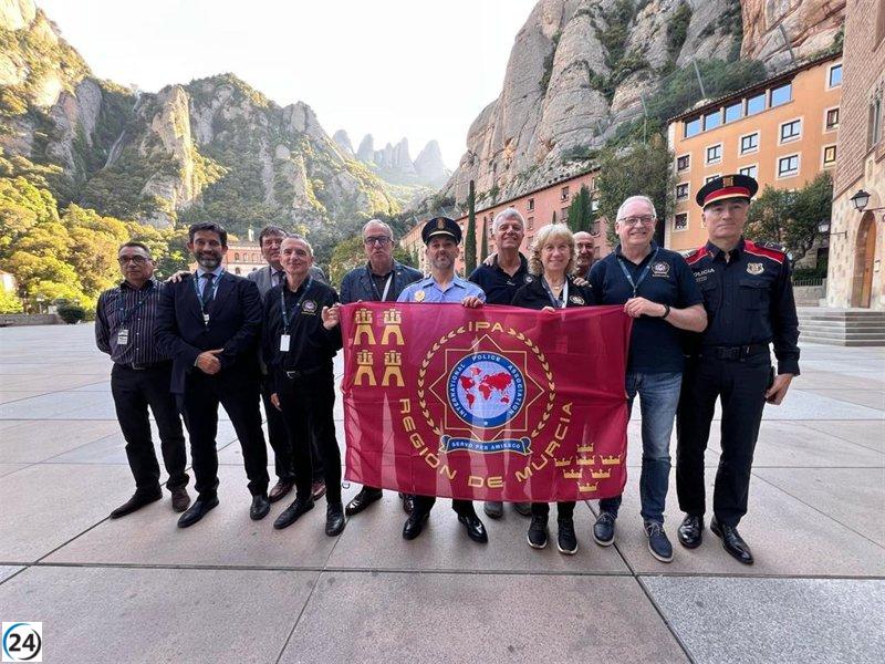 La Policía de Murcia comparte su experiencia en la salvaguarda de templos en Montserrat.