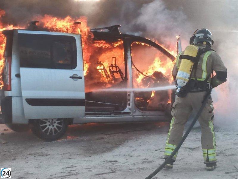 Incendio destruye vehículo frente a restaurante en Molina de Segura.