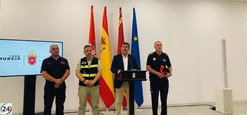 Despliegue de más de cien agentes asegura la festividad de las Hogueras de San Juan en Murcia este lunes.