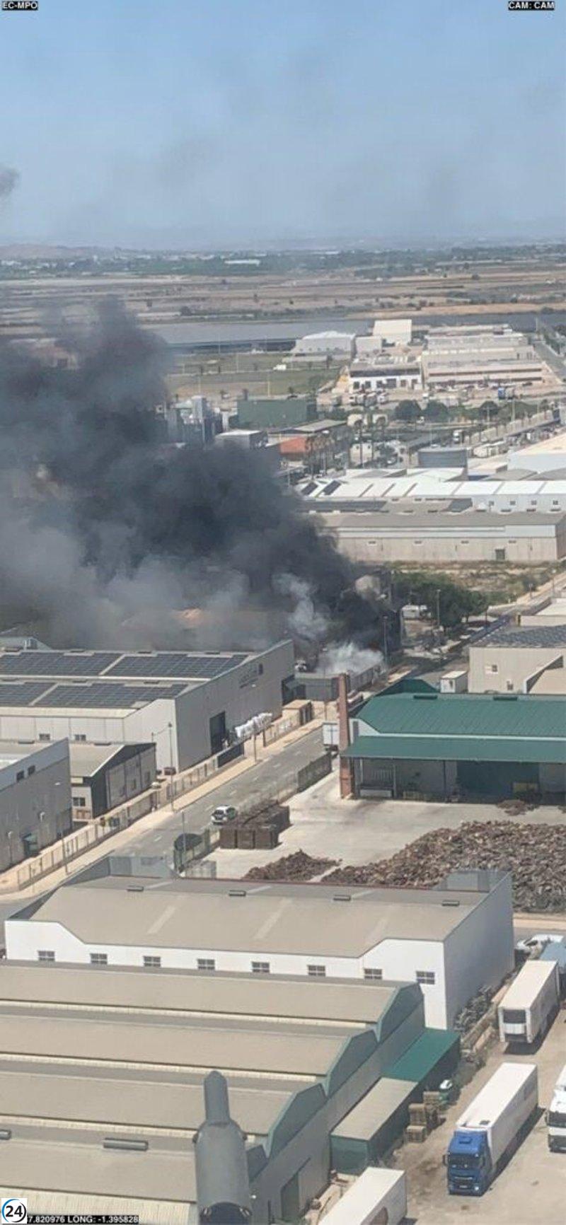 Bomberos combaten un incendio en una industria de Alhama de Murcia.