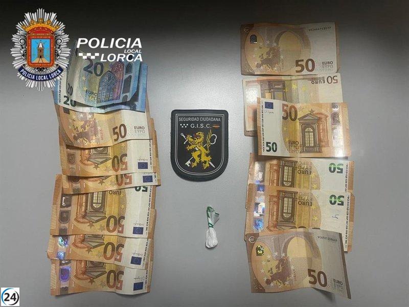 Dos hombres arrestados tras despojar a un anciano de 740 euros en Lorca.
