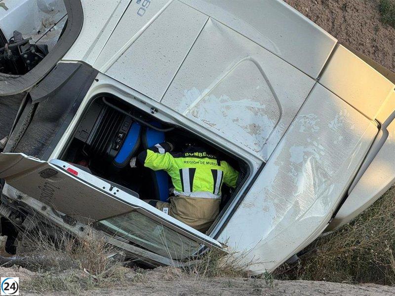 Accidente en Jumilla: camión de melones se vuelca y conductor sufre lesiones.