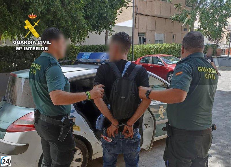 Guardia civil fuera de servicio atrapa a ladrón de comercios.