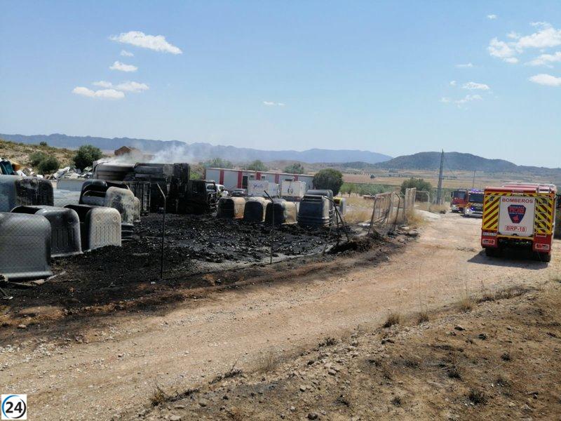 Cuerpos de emergencia controlan fuego en planta industrial de Yecla.