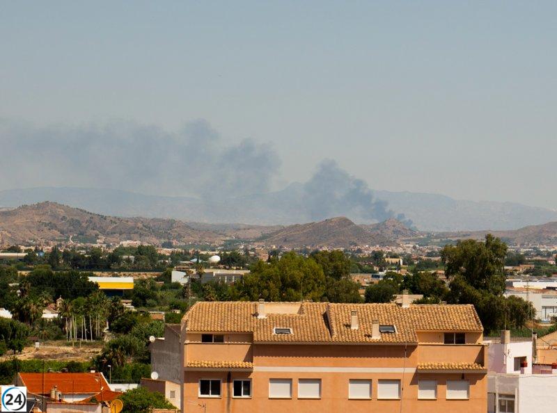Fuego consume planta de reciclaje de plásticos en Fortuna, mientras bomberos luchan por controlarlo.
