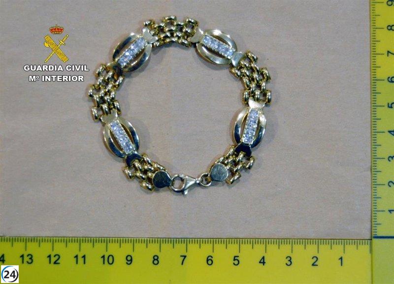 Arrestan a mujer por sustraer joyas de la vivienda de su vecina usando llaves perdidas.