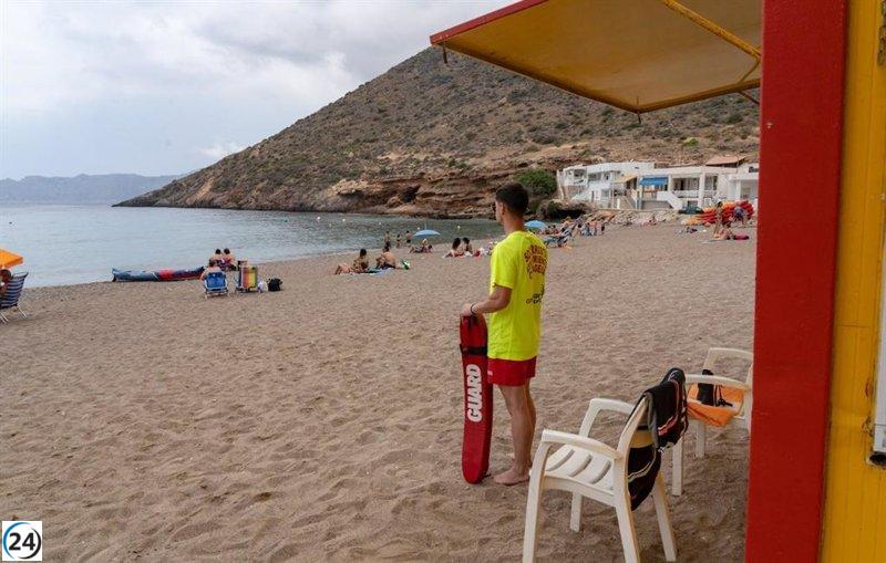 La playa de Portmán cierra sus aguas al baño con la bandera roja.