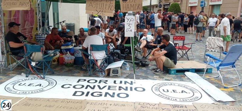 Representantes de CSIF apoyan la protesta de hambre de los auxiliares de Navantia.