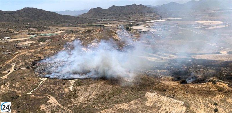 Incendio cerca del Puerto de Mazarrón en Murcia, bajo control.