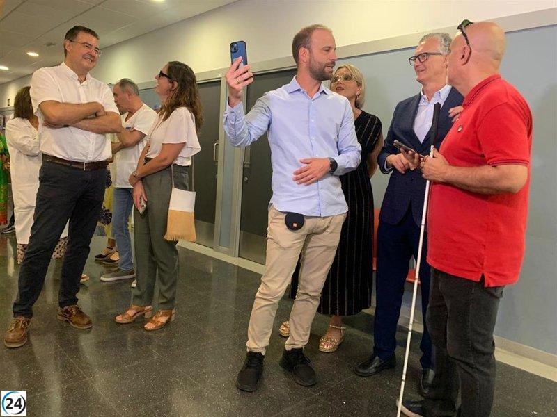 Centros de atención primaria mejoran con señalización para discapacitados.