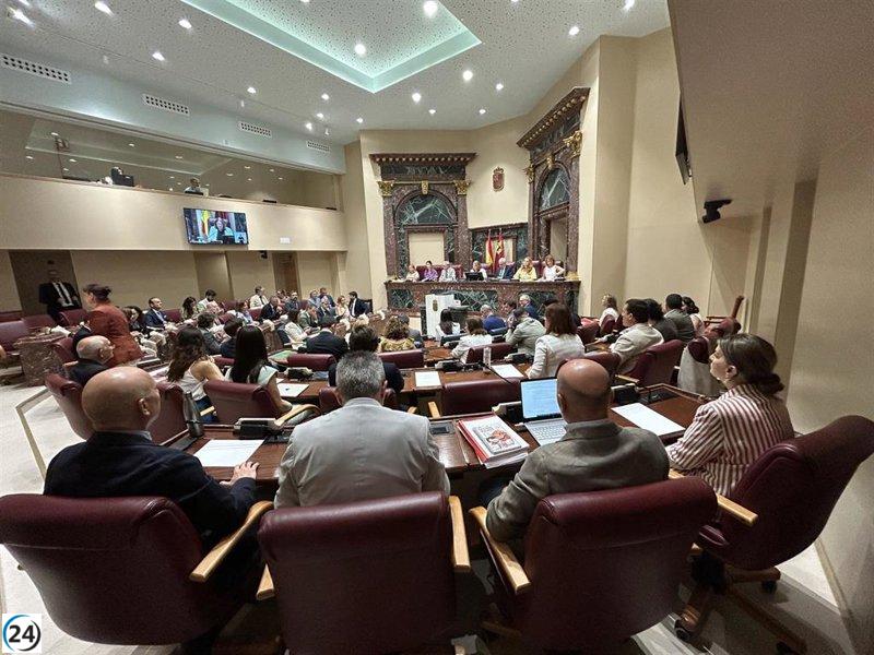 La Asamblea de Murcia da luz verde a los Presupuestos de López Miras para 2025 con respaldo del PP y abstención de Vox.