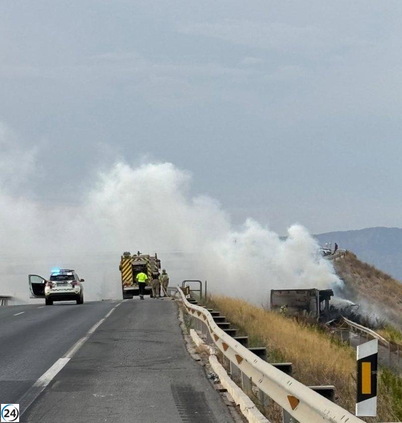 Conductor de camión accidentado tras volcar en la A-30 en Molina de Segura.