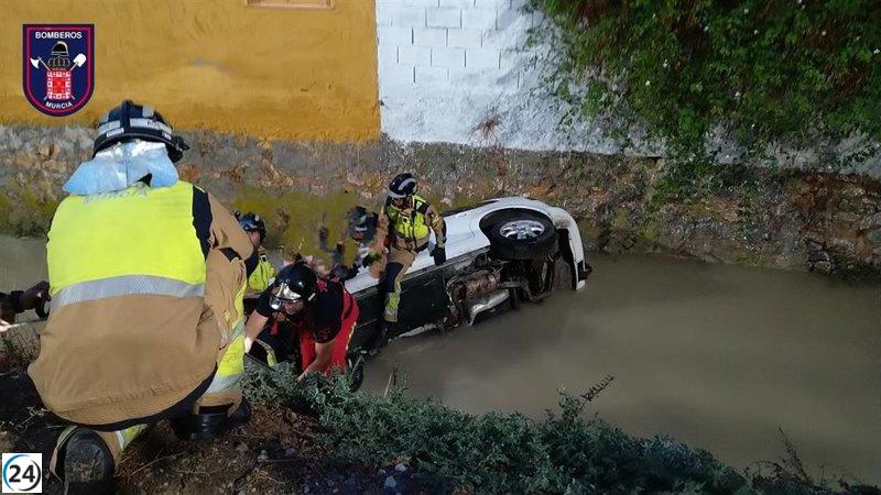 Hombre salvado después de que su auto cayera en una acequia en Murcia.