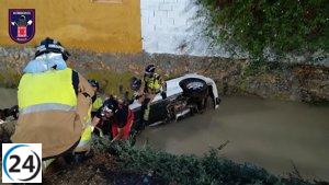 Hombre salvado después de que su auto cayera en una acequia en Murcia.