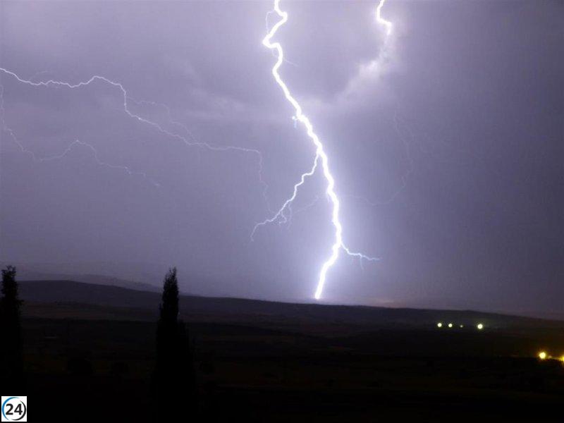 Alertan sobre tormentas y lluvias intensas de hasta 15 litros en el Noroeste este viernes.