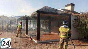 Bomberos de CEIS controlan fuego en barbacoa de casa en Lorca.