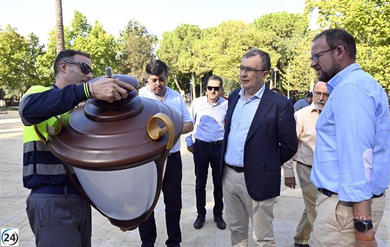 El Malecón de Murcia rinde tributo a la iluminación de los años 30 y 40 en su renovado jardín.
