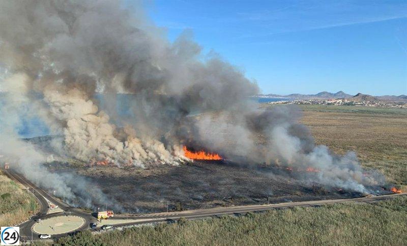 Bomberos combaten incendio en área protegida de Cartagena.