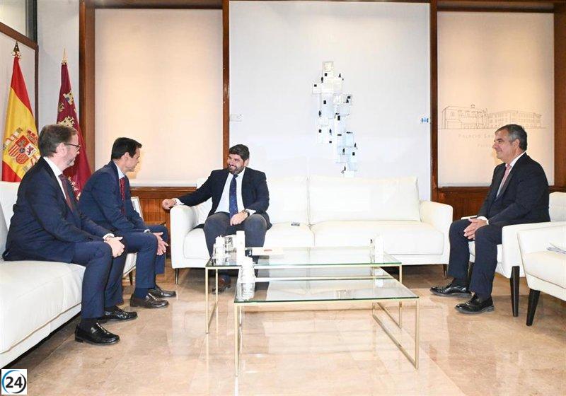 López Miras se reúne con el nuevo director de Repsol en Cartagena.