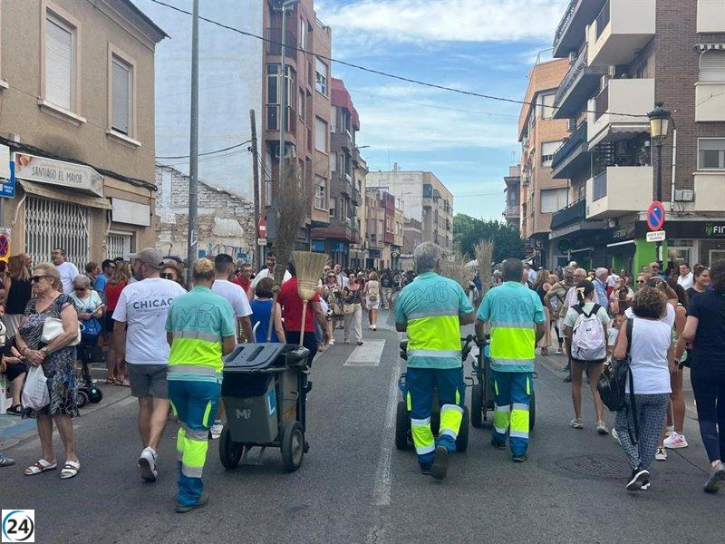 Casi 90 trabajadores y más de 30 vehículos garantizan la limpieza en La Romería.