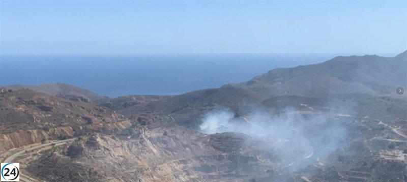 Bomberos del Plan Infomur intervienen para extinguir un incendio forestal en Cartagena.