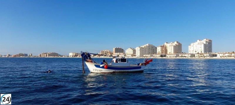 Peligrosos artes de pesca abandonados son retirados del Mar Menor.