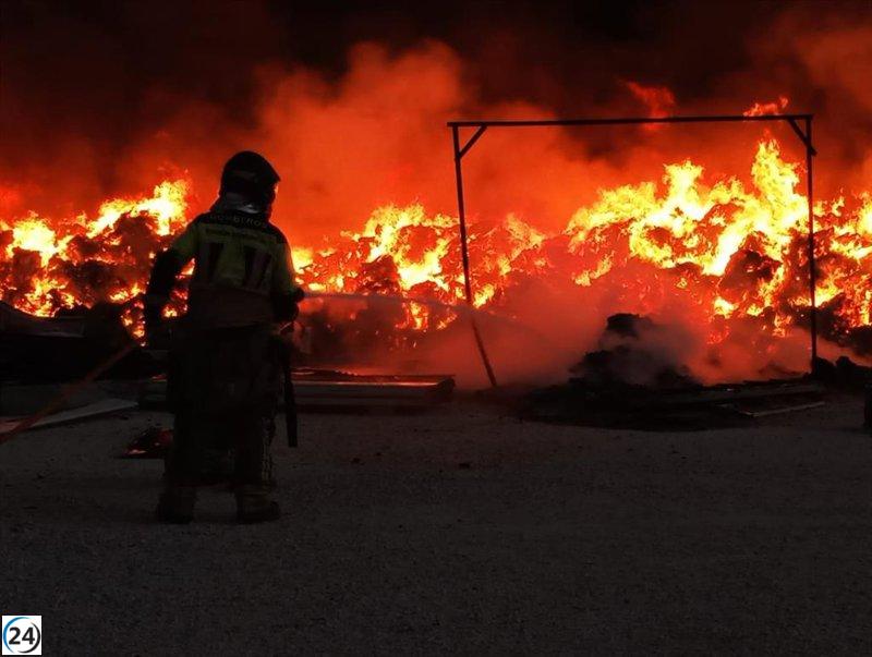 Incendio consume material en planta de reciclaje en Fortuna