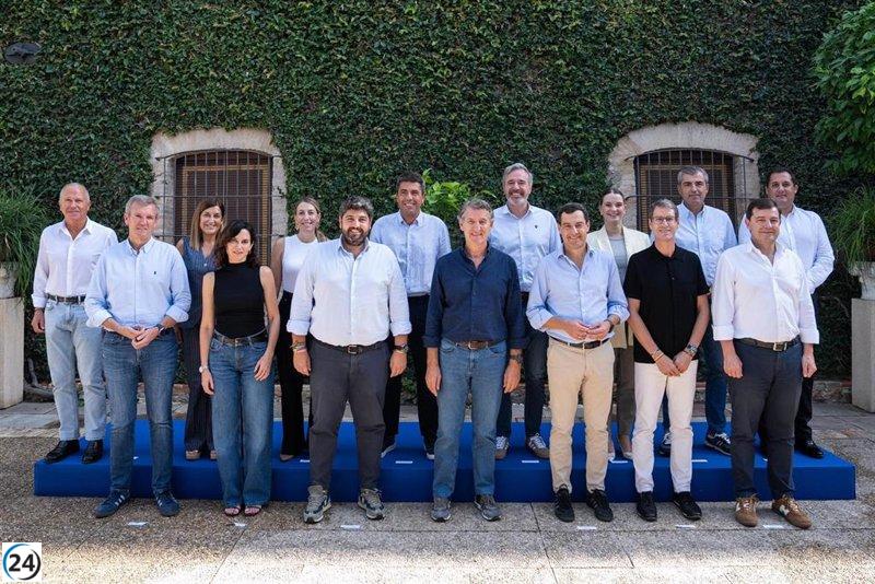 Feijóo cierra la cumbre del PP en Murcia junto a López Miras y Ballesta.