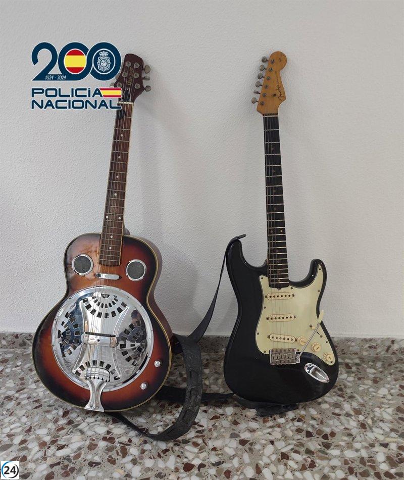 Agentes de la Policía Nacional capturan al ladrón que robó dos guitarras de gran valor en una casa.