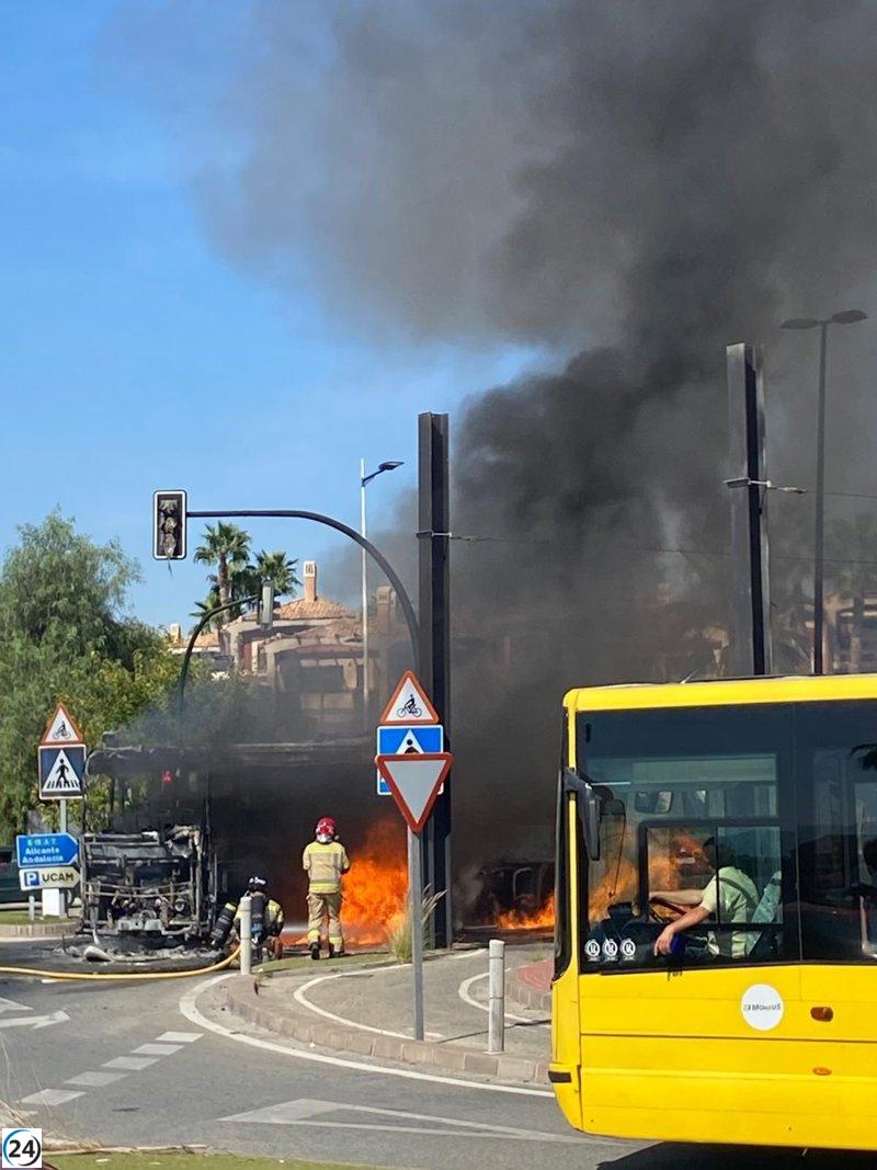 Autobús desierto queda convertido en cenizas en Guadalupe, Murcia.