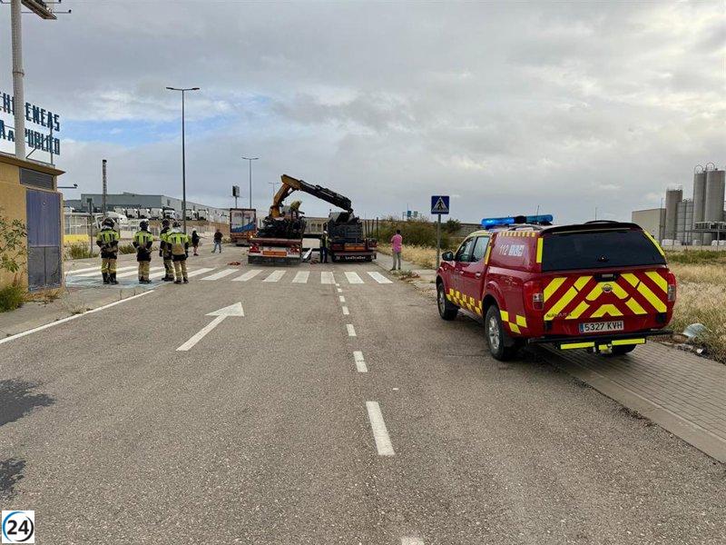 Hombre de 44 años sufre lesiones tras caerle viga de un camión en Lorquí.