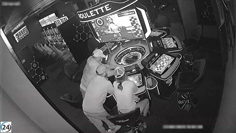 Detenidos en Santomera dos involucrados en robos a tiendas.