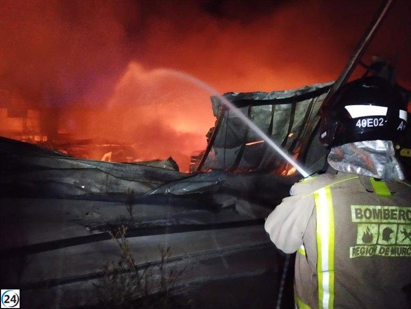 Incendio devora planta de calzado en Caravaca de la Cruz