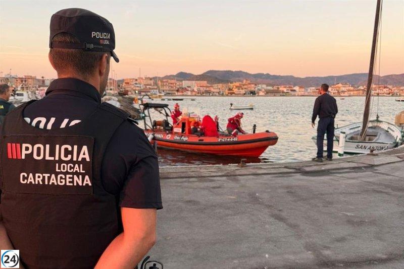 Rescate en el Mar Menor: la Policía de Cartagena ayuda a un motorista acuático.