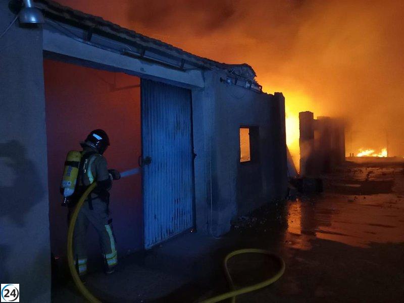 Incendio extinguido en camiones abandonados y una nave en Cañada de Gallego, Mazarrón.