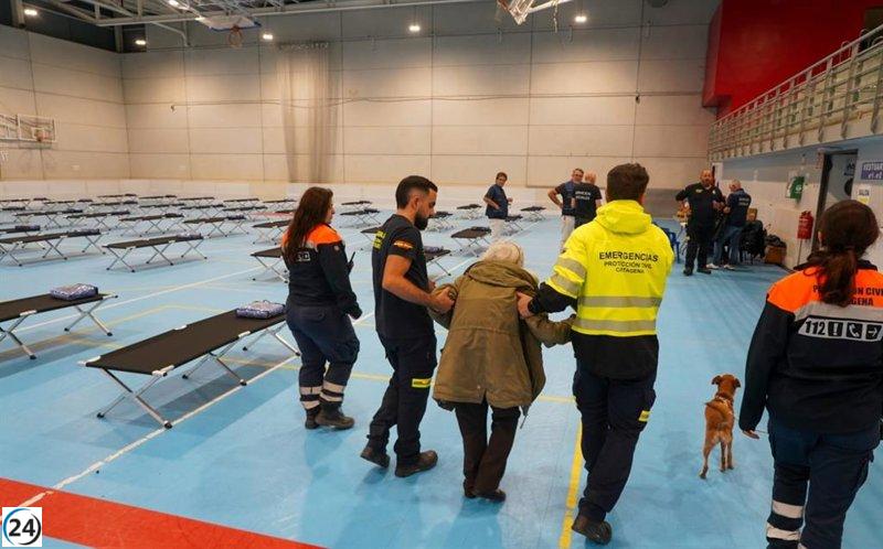 Lluvias intensas llevan a 35 personas a refugiarse en el pabellón Cabezo Beaza de Cartagena.
