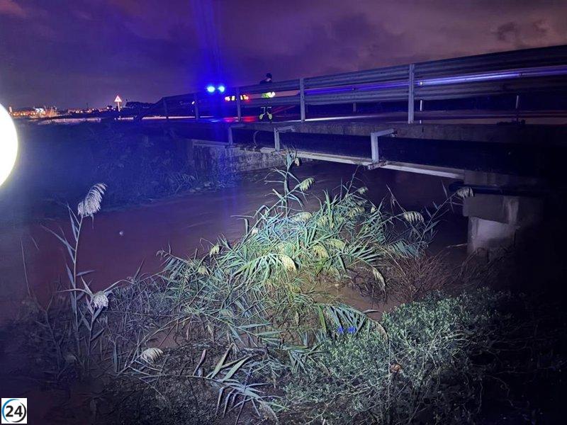 Rescates nocturnos en Cartagena: bomberos ayudan a vecinos y servicios sociales brindan asistencia.