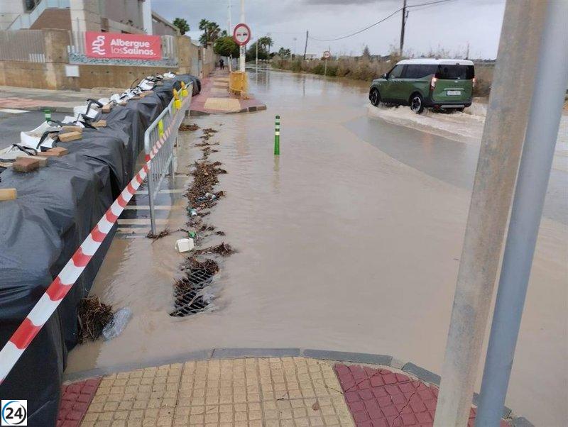 San Pedro del Pinatar enfrenta más de 60 emergencias tras la intensa lluvia de la DANA Alice, que acumuló hasta 160 litros por metro cuadrado.