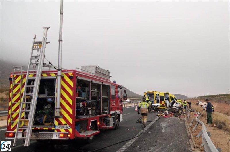 Accidente entre camión y coche en Jumilla deja seis heridos, dos en estado crítico.