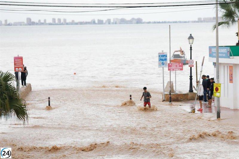 Proveedores de comidas escolares almacenan agua para garantizar el servicio en zonas impactadas por la dana.