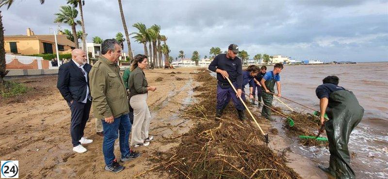 Cerca de 100 soldados participan en la limpieza de biomasa en el Mar Menor tras la tormenta 'Alice'.