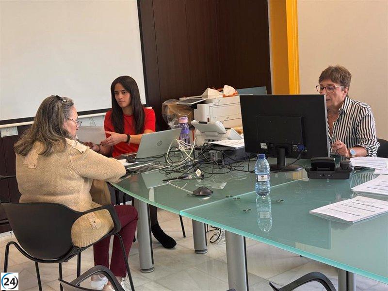 Ciento de personas acuden al Punto de Atención a damnificados por la dana en San Javier.