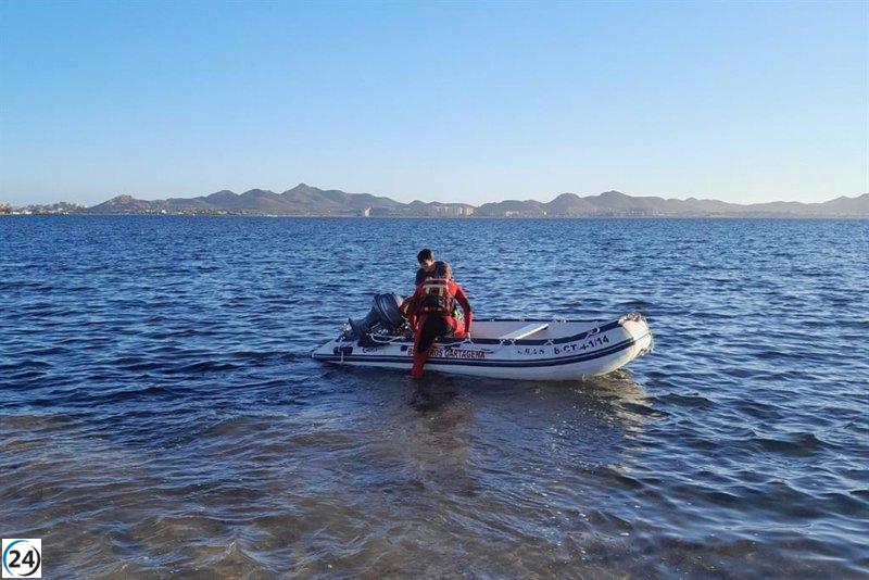 Bomberos de Cartagena salvan a kitesurfista de 60 años atrapada en el Mar Menor.