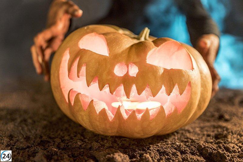 Murcia conmemoraba Halloween con la tradicional fiesta de 'Tosantos', llena de elementos góticos y de terror.