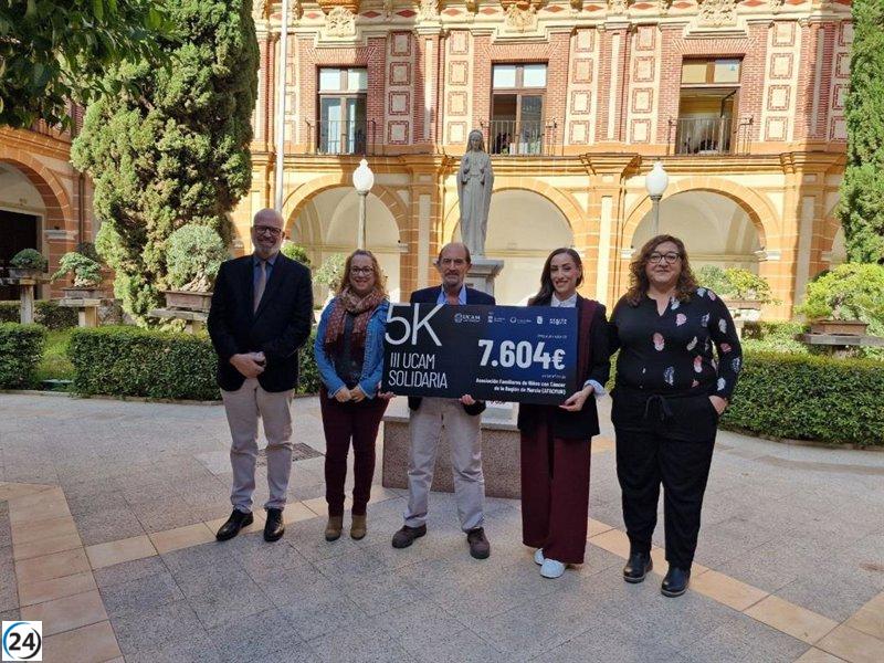 La UCAM entrega fondos de su carrera 5K a Afacmur.
