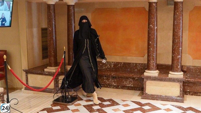 Diputada de Vox asiste a la Asamblea Regional en niqab para demandar su prohibición en lugares públicos.