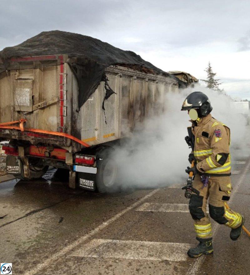 Incendio en remolque de camión de estiércol en Caravaca de la Cruz.